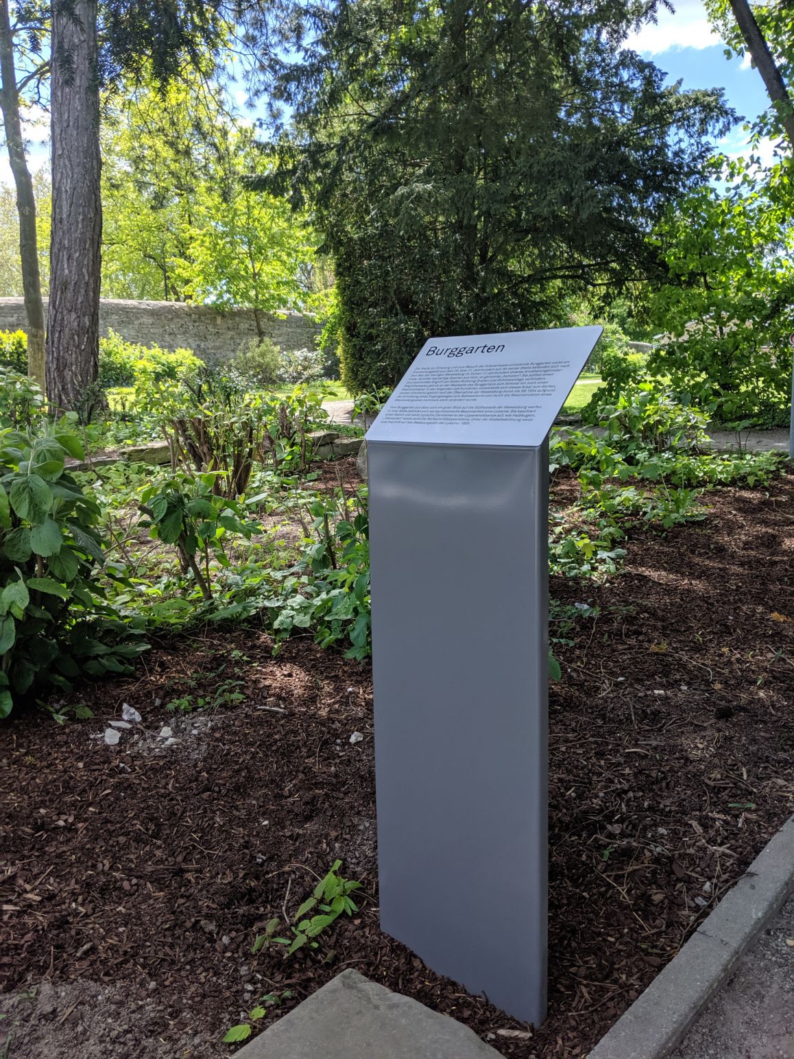 Burggarten vom Vorplatz kommend